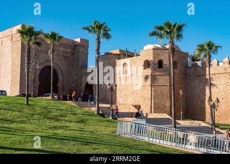 Ancien mur et porte principale de la célèbre Kasbah des Udayas dans le centre-ville de Rabat, au Maroc Banque D'Images