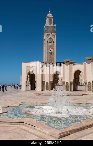 Extérieur de la célèbre mosquée Hassan II sur la côte de Casablanca, Maroc Banque D'Images