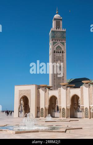 Extérieur de la célèbre mosquée Hassan II sur la côte de Casablanca, Maroc Banque D'Images