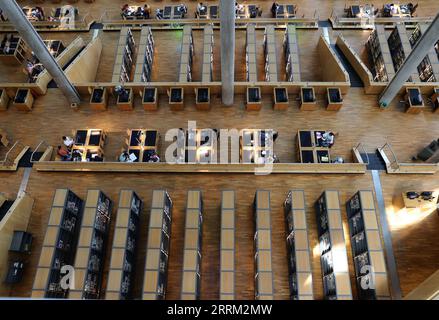 220928 -- LE CAIRE, le 28 septembre 2022 -- l'intérieur de la Bibliotheca Alexandrina est photographié à Alexandrie, en Égypte, le 27 septembre 2022. Mardi, le Centre culturel chinois du Caire a fait don de livres et de produits audiovisuels à la Bibliotheca Alexandrina, une bibliothèque importante de la ville d Alexandrie, sur la côte méditerranéenne égyptienne. POUR ALLER AVEC le centre culturel chinois fait don de livres à la bibliothèque d'Alexandrie EGYPTE-ALEXANDRIE-BIBLIOTHECA ALEXANDRINA-CHINA-DONATION WangxDongzhen PUBLICATIONxNOTxINxCHN Banque D'Images