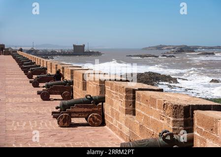 Le bastion d'Essaouira avec ses canons de bronze médiévaux, au Maroc Banque D'Images