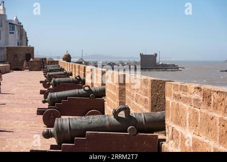 Le bastion d'Essaouira avec ses canons de bronze médiévaux, au Maroc Banque D'Images