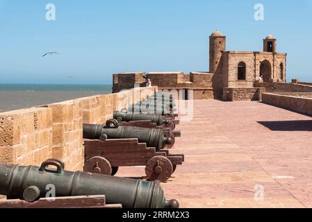 Le bastion d'Essaouira avec ses canons de bronze médiévaux, au Maroc Banque D'Images