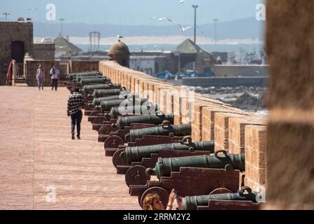 Le bastion d'Essaouira avec ses canons de bronze médiévaux, au Maroc Banque D'Images