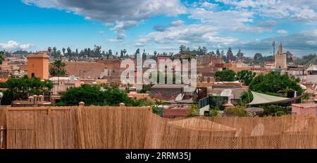 Vue panoramique sur la médina de Marrakech vue depuis un toit, au Maroc Banque D'Images