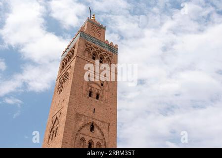 Minaret de la célèbre mosquée de Koutoubia dans le centre de Marrakech, au Maroc Banque D'Images