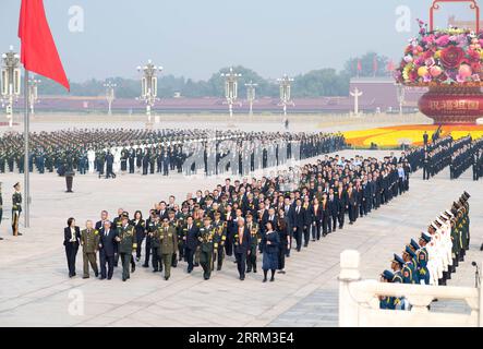 220930 -- BEIJING, le 30 septembre 2022 -- Une cérémonie offrant un hommage floral aux héros nationaux tombés au combat a lieu sur la place Tian anmen pour marquer la Journée des martyrs à Beijing, capitale de la Chine, le 30 septembre 2022. CHINE-PÉKIN-MARTYRS JOUR-CÉRÉMONIE CN YANXYAN PUBLICATIONXNOTXINXCHN Banque D'Images