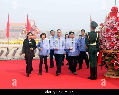 220930 -- BEIJING, le 30 septembre 2022 -- Une cérémonie offrant un hommage floral aux héros nationaux tombés au combat a lieu sur la place Tian anmen pour marquer la Journée des martyrs à Beijing, capitale de la Chine, le 30 septembre 2022. CHINE-PÉKIN-MARTYRS JOUR-CÉRÉMONIE CN LIUXWEIBING PUBLICATIONXNOTXINXCHN Banque D'Images