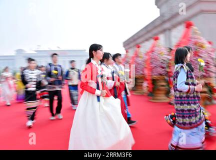 220930 -- BEIJING, le 30 septembre 2022 -- Une cérémonie offrant un hommage floral aux héros nationaux tombés au combat a lieu sur la place Tian anmen pour marquer la Journée des martyrs à Beijing, capitale de la Chine, le 30 septembre 2022. CHINE-PÉKIN-MARTYRS JOUR-CÉRÉMONIE CN YUEXYUEWEI PUBLICATIONXNOTXINXCHN Banque D'Images