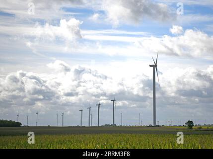 220930 -- BERLIN, le 30 septembre 2022 -- des éoliennes sont photographiées à Brandebourg, Allemagne, le 15 septembre 2022. L'Allemagne met en place un parapluie défensif de 200 milliards d'euros 196 milliards de dollars américains pour stabiliser l'économie du pays pendant la crise énergétique, a annoncé le chancelier OLAF Scholz le 29 septembre. ALLEMAGNE-FONDS DE STABILISATION ÉCONOMIQUE-CRISE ÉNERGÉTIQUE RENXPENGFEI PUBLICATIONXNOTXINXCHN Banque D'Images