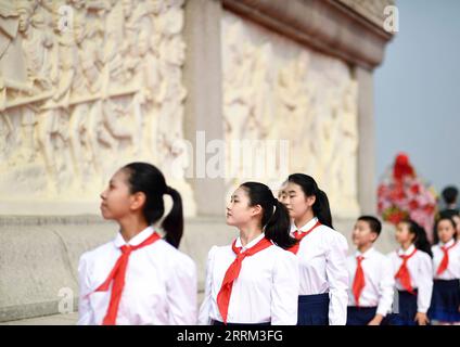 220930 -- BEIJING, le 30 septembre 2022 -- Une cérémonie offrant un hommage floral aux héros nationaux tombés au combat a lieu sur la place Tian anmen pour marquer la Journée des martyrs à Beijing, capitale de la Chine, le 30 septembre 2022. CHINE-PÉKIN-MARTYRS JOUR-CÉRÉMONIE CN YANXYAN PUBLICATIONXNOTXINXCHN Banque D'Images