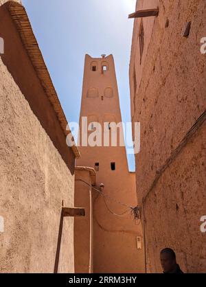 Minaret d'une mosquée historique construite en argile dans l'ancien centre-ville d'Amezrou dans la vallée du Draa, au Maroc Banque D'Images