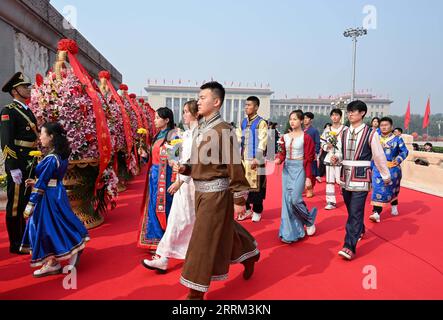 220930 -- BEIJING, le 30 septembre 2022 -- Une cérémonie offrant un hommage floral aux héros nationaux tombés au combat a lieu sur la place Tian anmen pour marquer la Journée des martyrs à Beijing, capitale de la Chine, le 30 septembre 2022. CHINE-PÉKIN-MARTYRS JOUR-CÉRÉMONIE CN RAOXAIMIN PUBLICATIONXNOTXINXCHN Banque D'Images