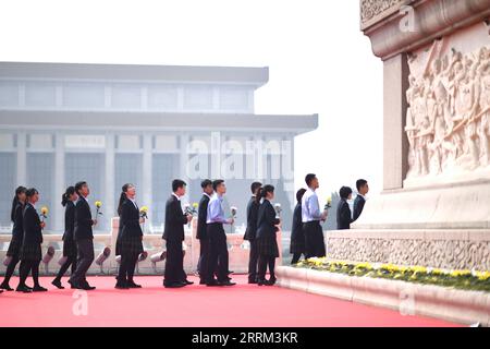 220930 -- BEIJING, le 30 septembre 2022 -- Une cérémonie offrant un hommage floral aux héros nationaux tombés au combat a lieu sur la place Tian anmen pour marquer la Journée des martyrs à Beijing, capitale de la Chine, le 30 septembre 2022. CHINE-PÉKIN-MARTYRS JOUR-CÉRÉMONIE CN YANXYAN PUBLICATIONXNOTXINXCHN Banque D'Images