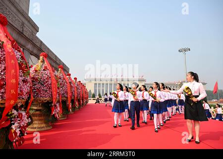 220930 -- BEIJING, le 30 septembre 2022 -- Une cérémonie offrant un hommage floral aux héros nationaux tombés au combat a lieu sur la place Tian anmen pour marquer la Journée des martyrs à Beijing, capitale de la Chine, le 30 septembre 2022. CHINE-PÉKIN-MARTYRS JOUR-CÉRÉMONIE CN YINXBOGU PUBLICATIONXNOTXINXCHN Banque D'Images