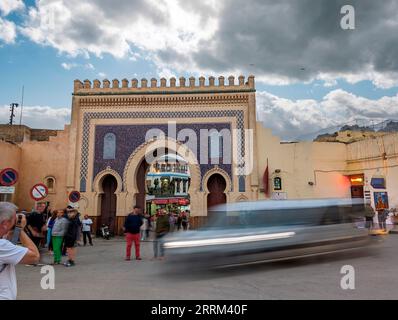 Célèbre porte de ville Bab Boujloud dans la médina de Fès, Maroc Banque D'Images