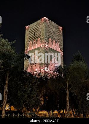 Tour Hassan emblématique dans le centre de Rabat la nuit au Maroc Banque D'Images