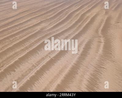 De belles lignes sur la plage, naturellement tirées des vagues de la mer, Essaouira au Maroc Banque D'Images