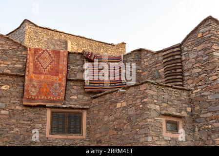 Tapis suspendus d'un toit dans un village marocain quelque part dans l'anti-Atlas Banque D'Images