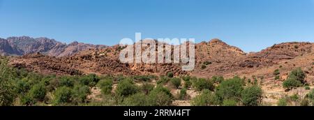 Grand paysage panoramique des montagnes de l'anti-Atlas dans la région de Taourirt, au Maroc Banque D'Images