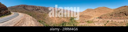 Grand paysage panoramique des montagnes de l'anti-Atlas dans la région de Taourirt, une route sinueuse à travers les montagnes, au Maroc Banque D'Images