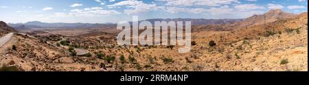 Grande vue panoramique sur la vallée de Tafraoute dans les montagnes de l'anti-Atlas, au Maroc Banque D'Images