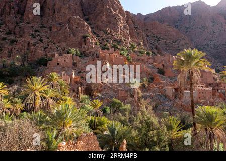 Beau petit village Oumesnat avec des maisons en argile typiques dans les montagnes anti-Atlas du Maroc Banque D'Images