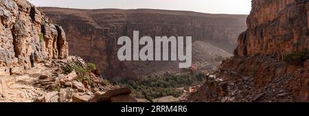Vue panoramique sur les célèbres gorges d'Amtoudi dans les montagnes de l'anti-Atlas, au Maroc Banque D'Images