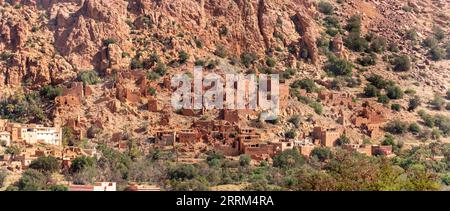 Beau petit village Oumesnat avec des maisons en argile typiques dans les montagnes anti-Atlas du Maroc Banque D'Images