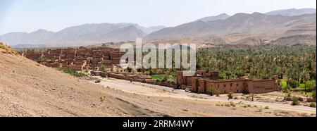 Vue sur le village de Tamenougalt avec ses maisons en argile typiques dans la vallée du Draa, au Maroc Banque D'Images