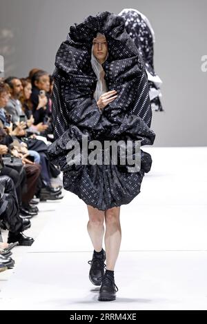 221002 -- PARIS, le 2 octobre 2022 -- Un mannequin présente une création de la collection prêt-à-porter Printemps/été 2023 de comme des Garcons lors de la Fashion week de Paris, à Paris, France, le 1 octobre 2022. Photo de /Xinhua FRANCE-PARIS-FASHION WEEK-COMME DES GARCONS PieroxBiasion PUBLICATIONxNOTxINxCHN Banque D'Images