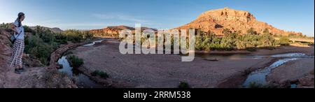 Coucher de soleil sur la belle ville historique d'ait Ben Haddou au Maroc, célèbre ville berbère avec de nombreux kasbahs construits en argile, patrimoine mondial de l'UNESCO Banque D'Images