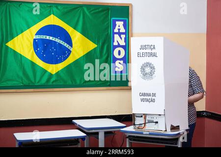 221002 -- RIO DE JANEIRO, le 2 octobre 2022 -- Une femme vote dans un bureau de vote de Rio de Janeiro, Brésil, le 2 octobre 2022. BRÉSIL-ELECTIONS GÉNÉRALES WangxTiancong PUBLICATIONxNOTxINxCHN Banque D'Images