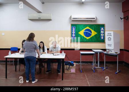 221002 -- RIO DE JANEIRO, le 2 octobre 2022 -- Une femme vote dans un bureau de vote de Rio de Janeiro, Brésil, le 2 octobre 2022. BRÉSIL-ELECTIONS GÉNÉRALES WangxTiancong PUBLICATIONxNOTxINxCHN Banque D'Images