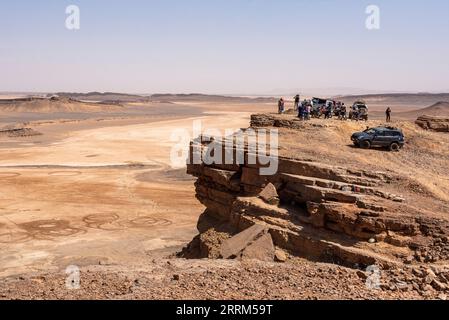 Touristes profitant de la vue panoramique sur le désert du Sahara depuis le mont Gara Medouar, Maroc Banque D'Images