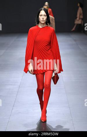 Divertissement Themen der Woche KW39 divertissement Bilder des Tages 221003 -- PARIS, le 3 octobre 2022 -- Un mannequin présente une création de la collection prêt-à-porter Printemps/été 2023 de Valentino lors de la Fashion week de Paris, à Paris, France, le 2 octobre 2022. Photo de /Xinhua FRANCE-PARIS-FASHION WEEK PieroxBiasion PUBLICATIONxNOTxINxCHN Banque D'Images