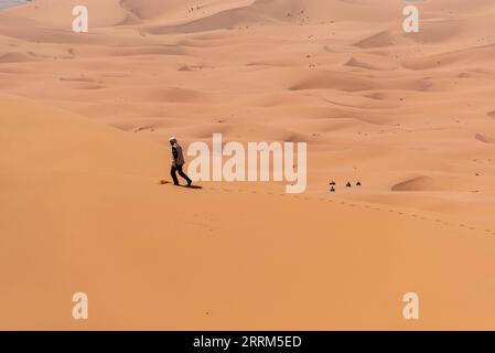 Randonnée jusqu'à la Grande dune de Merzouga dans le désert d'Erg Chebbi, désert marocain du Sahara Banque D'Images