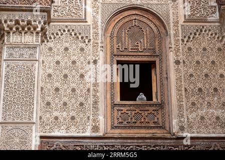 Façade à la décoration riche dans la cour de l'Attarine Medersa à Fès, au Maroc Banque D'Images