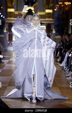 221003 -- PARIS, le 3 octobre 2022 -- Un mannequin présente une création de la collection prêt-à-porter Printemps/été 2023 de Thom Browne lors de la Fashion week à Paris, France, le 3 octobre 2022. Photo de /Xinhua FRANCE-PARIS-FASHION WEEK-THOM BROWNE PieroxBiasion PUBLICATIONxNOTxINxCHN Banque D'Images