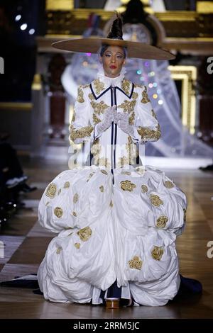 Divertissement Bilder des Tages 221003 -- PARIS, le 3 octobre 2022 -- Un mannequin présente une création de la collection prêt-à-porter Printemps/été 2023 de Thom Browne lors de la Fashion week à Paris, France, le 3 octobre 2022. Photo de /Xinhua FRANCE-PARIS-FASHION WEEK-THOM BROWNE PieroxBiasion PUBLICATIONxNOTxINxCHN Banque D'Images