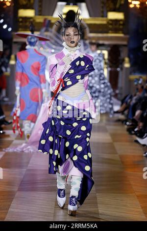221003 -- PARIS, le 3 octobre 2022 -- Un mannequin présente une création de la collection prêt-à-porter Printemps/été 2023 de Thom Browne lors de la Fashion week à Paris, France, le 3 octobre 2022. Photo de /Xinhua FRANCE-PARIS-FASHION WEEK-THOM BROWNE PieroxBiasion PUBLICATIONxNOTxINxCHN Banque D'Images