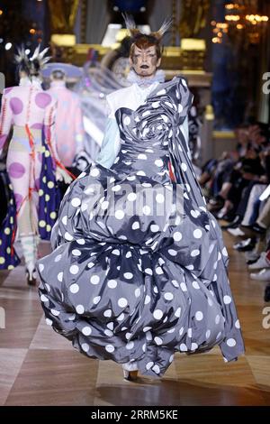 221003 -- PARIS, le 3 octobre 2022 -- Un mannequin présente une création de la collection prêt-à-porter Printemps/été 2023 de Thom Browne lors de la Fashion week à Paris, France, le 3 octobre 2022. Photo de /Xinhua FRANCE-PARIS-FASHION WEEK-THOM BROWNE PieroxBiasion PUBLICATIONxNOTxINxCHN Banque D'Images
