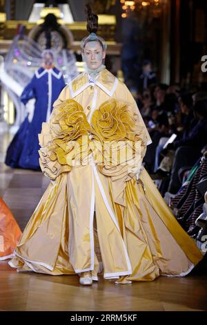 221003 -- PARIS, le 3 octobre 2022 -- Un mannequin présente une création de la collection prêt-à-porter Printemps/été 2023 de Thom Browne lors de la Fashion week à Paris, France, le 3 octobre 2022. Photo de /Xinhua FRANCE-PARIS-FASHION WEEK-THOM BROWNE PieroxBiasion PUBLICATIONxNOTxINxCHN Banque D'Images