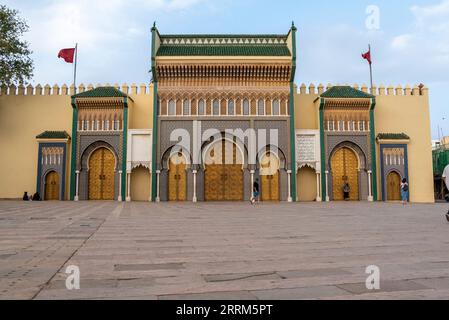 Célèbre entrée principale dorée du Palais Royal à Fès, Maroc Banque D'Images