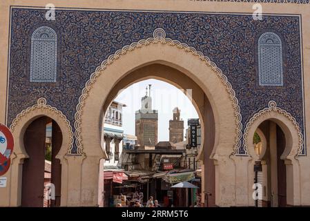 Célèbre porte de ville Bab Boujloud dans la médina de Fès, Maroc Banque D'Images