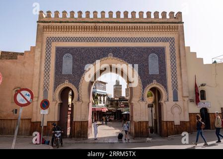 Célèbre porte de ville Bab Boujloud dans la médina de Fès, Maroc Banque D'Images