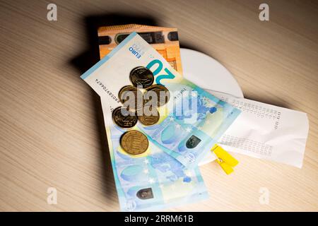 C’est ce qui vous coûte généralement pour une famille de 4 à manger dehors dans un restaurant en Espagne Europe. Coût de la nourriture. Frais de repas en famille. Coût de la vie. Banque D'Images