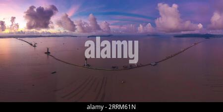 221004 -- GUANGZHOU, 4 octobre 2022 -- une photo aérienne prise le 28 juin 2022 montre le pont maritime de Huangmao qui est en construction dans la province du Guangdong du sud de la Chine. Le Huangmao Sea Channel Bridge, qui traverse la zone d'eau de mer de Huangmao près de la décharge Yamen de l'estuaire de la rivière des perles, devrait être achevé en 2024. CHINE-PAN-PEARL RIVER DELTA RÉGION-PAYSAGE CN LIUXDAWEI PUBLICATIONXNOTXINXCHN Banque D'Images