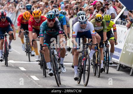 Arrivée au sprint de la course cycliste Tour of Britain étape 6 à l'arrivée à Harlow, Essex, Royaume-Uni. Sprint groupé. Coureurs sprintant sur la ligne Banque D'Images