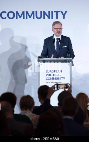 221007 -- PRAGUE, le 7 octobre 2022 -- le Premier ministre tchèque Petr Fiala prend la parole lors d'une conférence de presse après la réunion inaugurale de la Communauté politique européenne du CPE à Prague, République tchèque, le 6 octobre 2022. Le CPE convoquera sa prochaine réunion à Chisinau, la capitale de la Moldavie, a déclaré jeudi le Premier ministre tchèque Petr Fiala. Fiala a fait ces remarques après la réunion inaugurale du CPE à Prague, la toute première réunion de ce type organisée dans la ville et qui a réuni plus de 40 dirigeants européens. RÉPUBLIQUE TCHÈQUE-PRAGUE-EPC-MEETING-PRESS CONFERENCE LIANXYI PUBLICATIONXNOTXINXCHN Banque D'Images